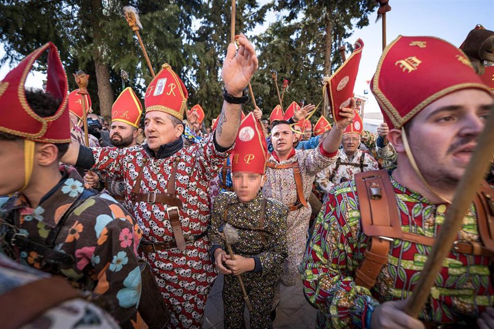 Archivo - Varios hombres disfrazados durante la celebración de La Endiablada 2024, a 3 de febrero de 2024, en Almonacid del Marquesado, Cuenca, Castilla-La Mancha (España). La festividad de La Endiablada se celebra en el municipio de Almonacid del Marqu