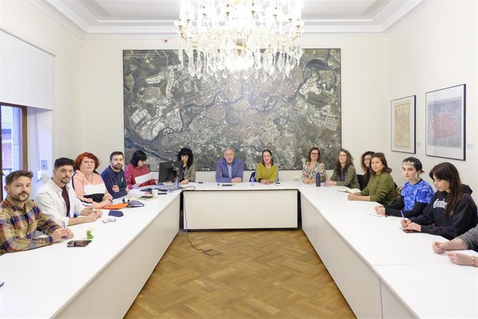 Imagen de la reunión constitutiva del Consejo Municipal LGTBI+ en el Ayuntamiento de Pamplona