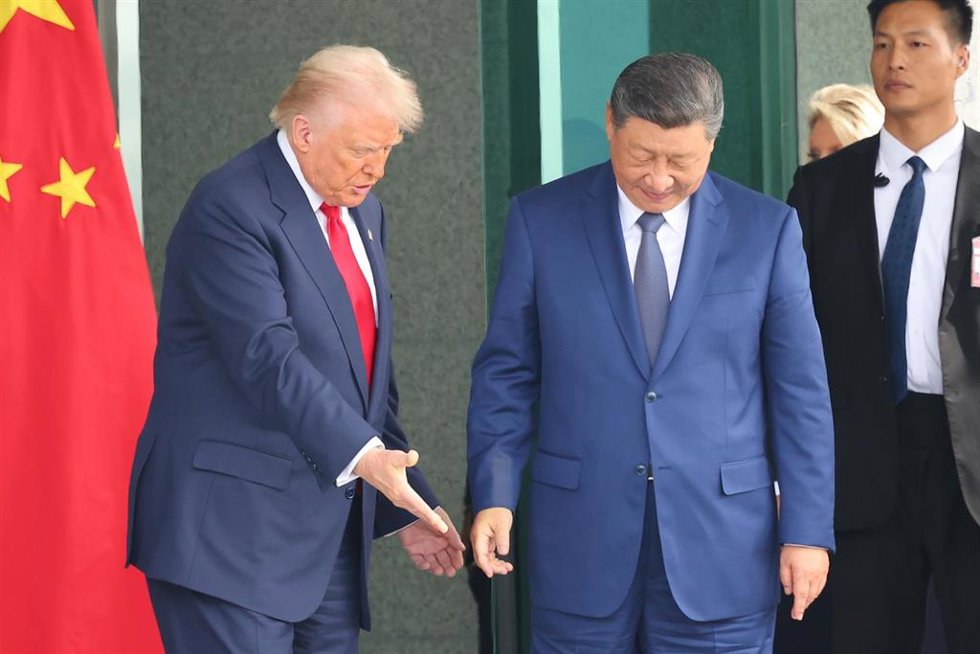 Archivo - El presidente de EEUU, Donald Trump, y el presidente de China, Xi Jinping, en su último encuentro en Corea del Sur. 