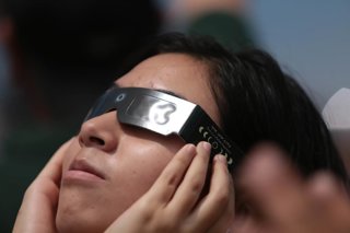 Archivo - 08 April 2024, Mexico, Mazatlan: People watch the total solar eclipse from the harbor. Photo: Eduardo Resendiz/dpa