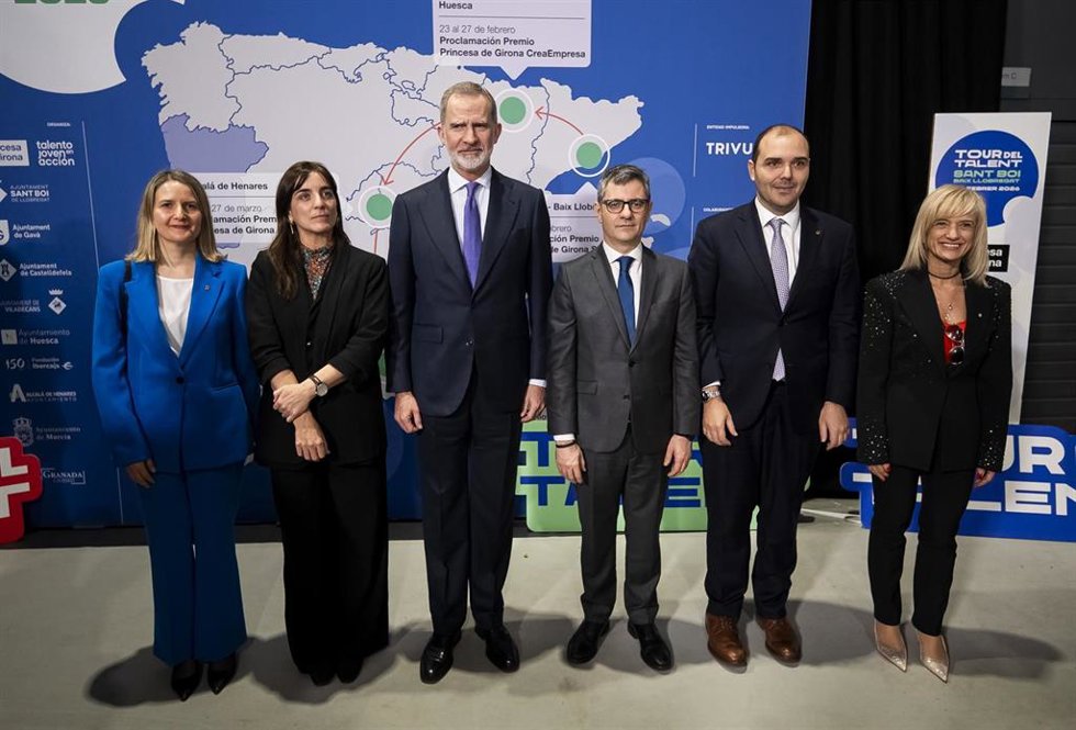 El Rey junto al ministro de Presidencia, Relaciones con las Cortes y Memoria Democrática, Félix Bolaños; los consellers Albert Dalmau, Mnica Martínez Bravo y Núria Montserrat; y la delegada del Gobierno en Barcelona, Pilar Díaz, en un acto el martes