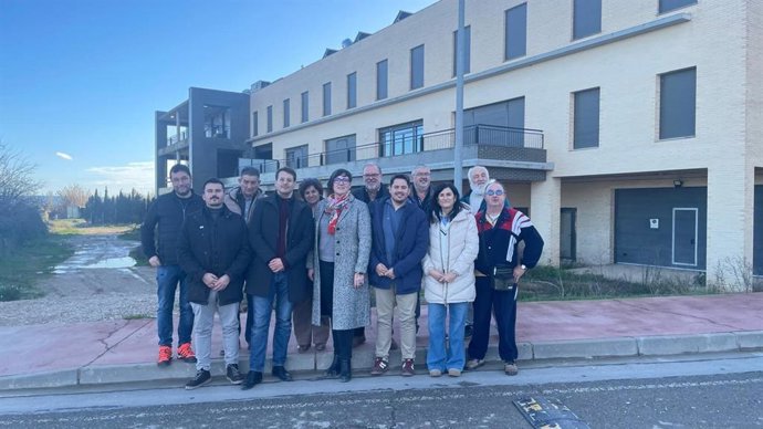 La delegación de CHA junto a la residencia de mayores de Sariñena.