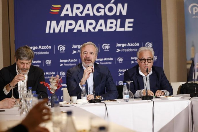 El presidente del Gobierno de Aragón y candidato del PP a la reelección, Jorge Azcón, en un evento con regantes.