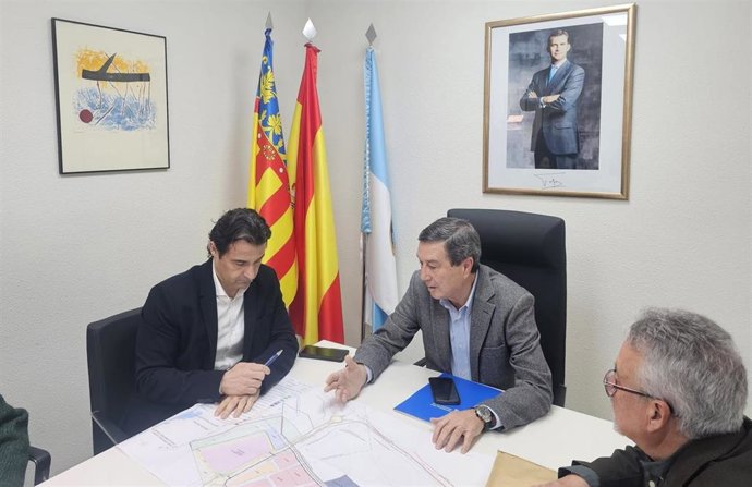 El conseller de Sanidad, Marciano Gómez (c), durante la reunión con el alcalde de Torrevieja (Alicante), Eduardo Dolón (i)