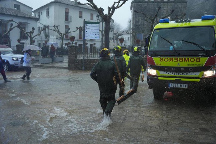 Distintos cuerpos de bomberos trabajan en labores de achique de agua en el municipio gaditano de Grazalema.