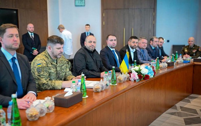 EMIRADOS ÁRABES UNIDOS, ABU DHABI - 4 DE FEVEREIRO DE 2026: Chefe do Estado-Maior das Forças Armadas da Ucrânia, Andrii Hnatov (2º à esquerda), Secretário do Conselho Nacional de Segurança e Defesa da Ucrânia, Rustem Umerov (3º à esquerda), Chefe do Gabin