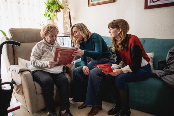 Campaña "puerta a puerta" de la candidata del PSOE a la Presidencia de Aragón, Pilar Alegría.