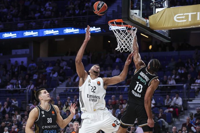 Archivo - Walter Tavares of Real Madrid and Justin Anderson of Dubai Basketball in action during the Turkish Airlines EuroLeague Regular Season Round 19 match between Real Madrid and Dubai Basketball at Movistar Arena on January 02 2026, in Madrid, Spain.