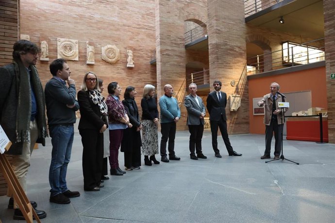 El arquitecto Rafael Moneo explica la ampliación del Museo Nacional de Arte Romano de Mérida a las autoridades, entre ellas el ministro de Cultura, Ernest Urtasun; la consejera de Cultura, Victoria Bazaga; y el concejal Julio César Fuster