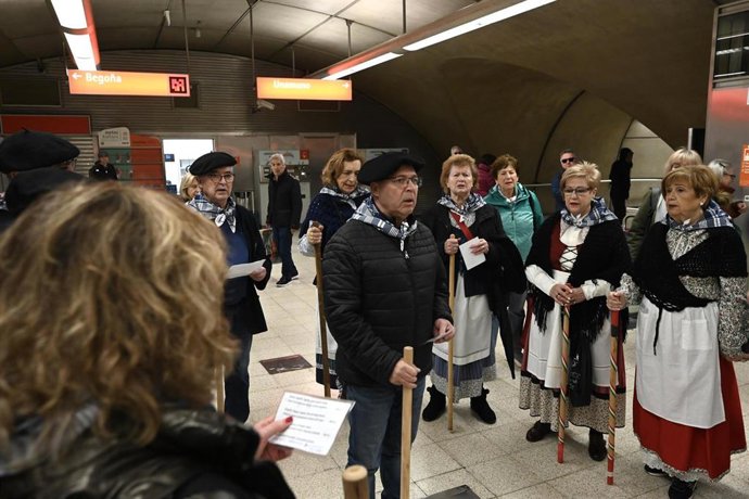 Varias personas durante la víspera de Santa Águeda, a 4 de febrero de 2026