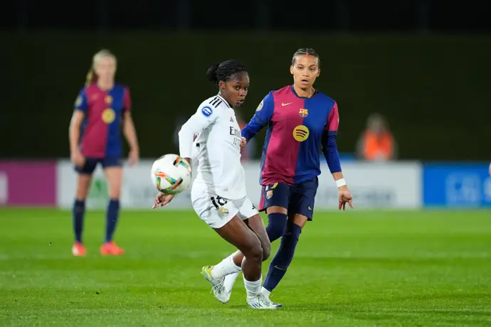 Linda Caicedo y Vicky López durante un Real Madrid-FC Barcelona de la Liga F