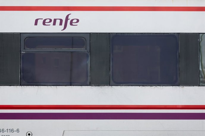Comboio da rede Cercanías Madrid, em 28 de janeiro de 2026, em Madrid (Espanha). Cercanías Madrid é o serviço ferroviário operado pela Renfe Cercanías, divisão da Renfe Operadora, sobre uma infraestrutura da Adif, que liga a cidade de Madrid a 