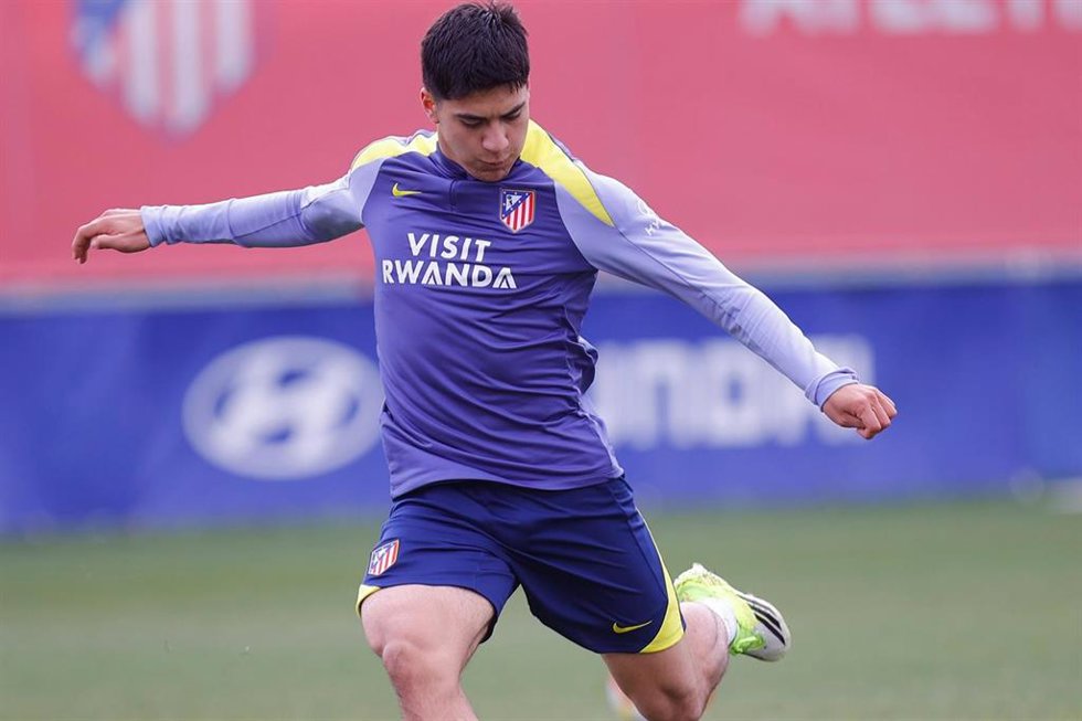 Obed Vargas, en un entrenamiento con el Atlético de Madrid.