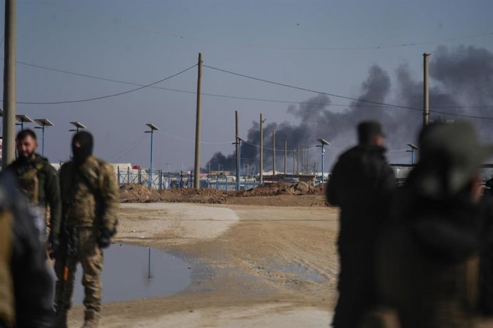 Humo en el campo de desplazados de Al Hol, en el norte de Siria