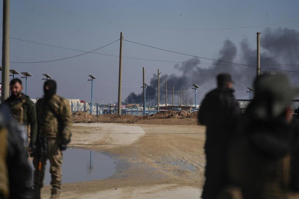 Humo en el campo de desplazados de Al Hol, en el norte de Siria