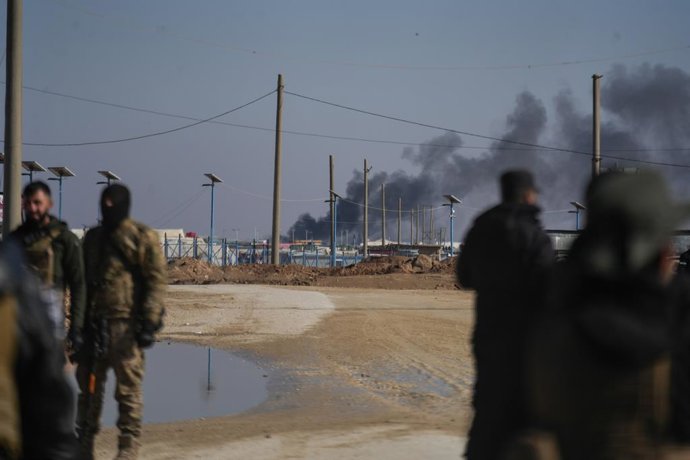 21 January 2026, Syria, Al-hol: Smoke billows around al-Hol camp, which houses families of IS members, after the Syrian government took control of it last night. Photo: Moawia Atrash/dpa