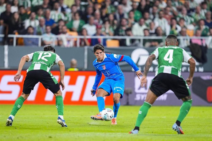 Archivo - El jugador del Atlético de Madrid Giuliano Simeone disputa un balón en un partido de LaLiga EA Sports.