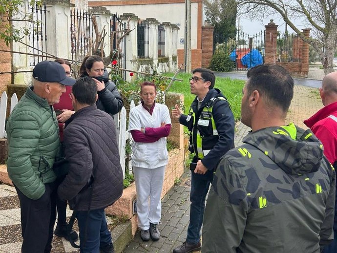 El alcalde de Ayamonte, Alberto Fernández, este miércoles alertando a los vecinos de Canela para que evacuaran sus viviendas.