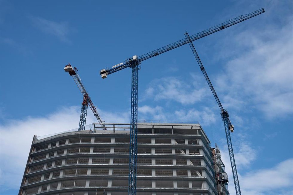 Archivo - Varias grúas en una zona de obras, a 31 de diciembre de 2022, en Barcelona, Cataluña (España)