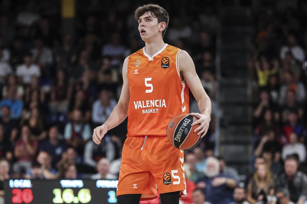 Archivo - Sergio de Larrea del Valencia Basket en un partido en el Palau Blaugrana