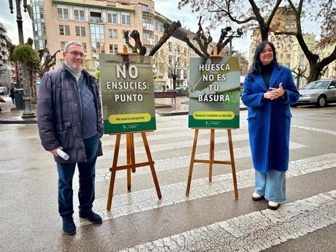 El concejal de medio ambiente, José Miguel Veintemilla, y la alcaldesa de Huesca, Lorena Orduna.