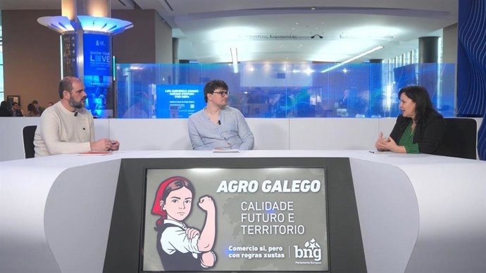 La eurodiputada del BNG, Ana Miranda, en un encuentro en Bruselas con representantes de la cooperativa 'A Carqueixa'.