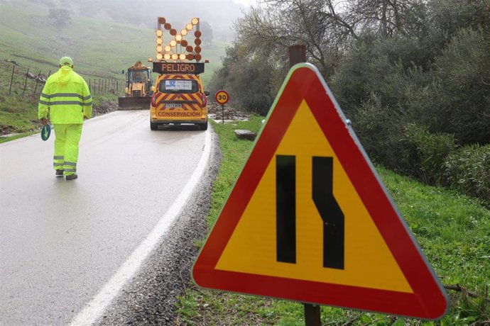 Actuación de operarios de Diputación en la carretera de Grazalema.