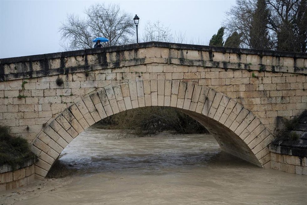 Crecida del río Guadalbullón a su paso por la localidad jienense de Puente Tablas.