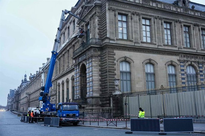 Archivo - Arquivo - 23 de dezembro de 2025, França, Paris: Trabalhadores instalam grades nas janelas da Galeria de Apolo do Museu do Louvre, algumas semanas depois de ladrões terem usado um elevador de móveis para invadir o museu. Foto: Dimitar Dilkoff/AF