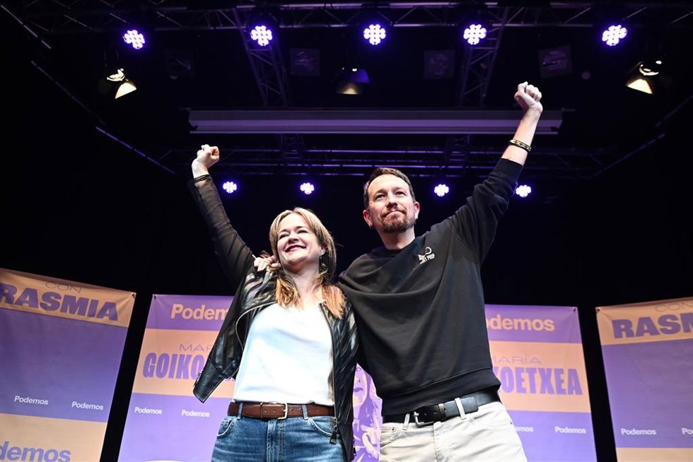 La candidata de Podemos-Alianza Verde a la Presidencia del Gobierno de Aragón, María Goikoechea, y el exvicepresidente del Gobierno, Pablo Iglesias, durante un mitin celebrado en Zaragoza.