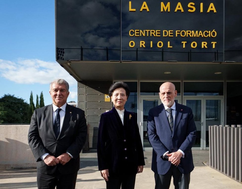 LaLiga y FC Barcelona reciben en La Masia a la consejera de Estado de China