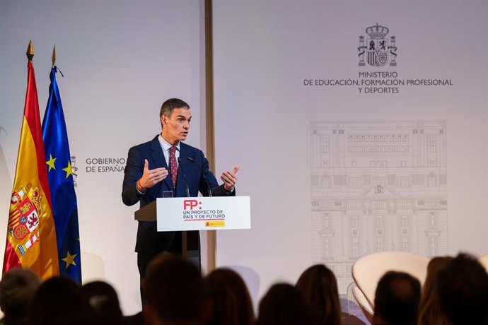 O presidente do Governo, Pedro Sánchez, durante a jornada “Formação Profissional e Empresa: a aliança que impulsiona o futuro”, no Ministério da Educação, em 4 de fevereiro de 2026, em Madri (Espanha). O evento, no qual também participa a ministra