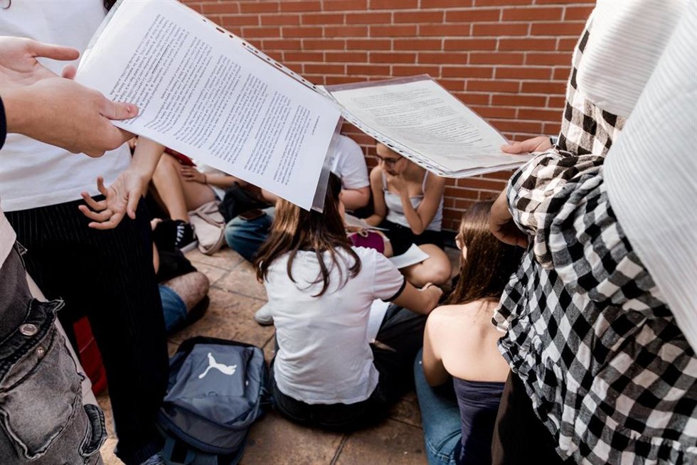 Archivo - Alumnos repasan apuntes. Imagen de archivo. 