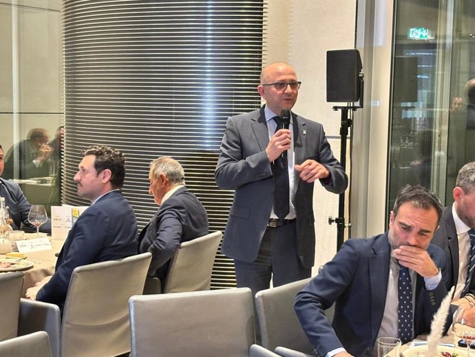 El secretario general de Agricultura, Ganadería y Alimentación, Manuel Gómez, durante una cena en homenaje a la agricultura andaluza en el Parlamento alemán organizada por Ideal.