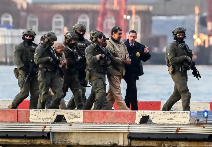 El presidente de Venezuela, Nicolás Maduro, a su llegada esposado a Nueva York  junto a agentes estadounidenses