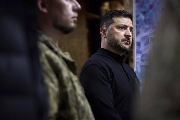 Archivo - El presidente ucraniano, Volodimir Zelenski, durante una sesión informativa militar en un búnker en la línea del frente en Zaporiyia, Ucrania