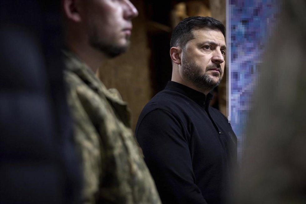 Archivo - El presidente ucraniano, Volodimir Zelenski, durante una sesión informativa militar en un búnker en la línea del frente en Zaporiyia, Ucrania
