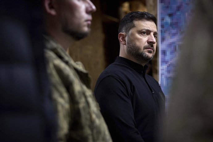 Archivo - Arquivo - 13 de novembro de 2025, Zaporizhzhia, Oblast de Zaporizhzhia, Ucrânia: O presidente ucraniano Volodymyr Zelenskyy ouve durante uma reunião sobre as operações nos setores de Rivnopyllia e Pokrovsk a partir de um bunker do centro de coma