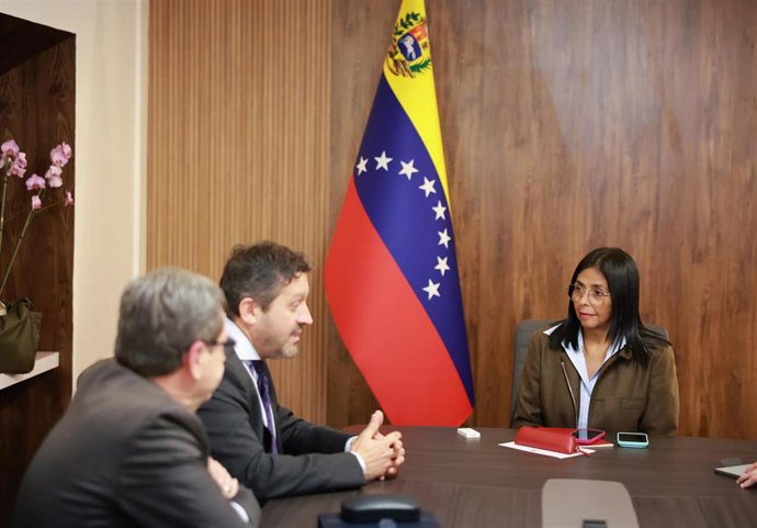 La presidenta encargada de Venezuela, Delcy Rodríguez, frente a representantes de la petrolera española Repsol