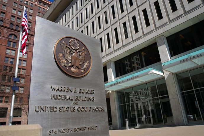 Acceso del edificio de propiedad federal Warren E. Burger, que acoge la corte en la que declaró la abogada del ICE Julie Le