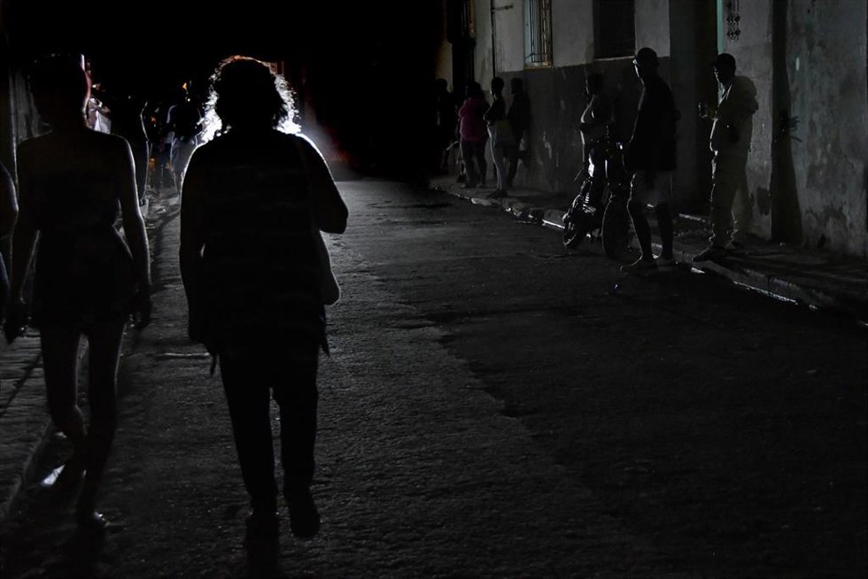Archivo - Viandantes cubanos a oscuras por un corte de electricidad en la isla
