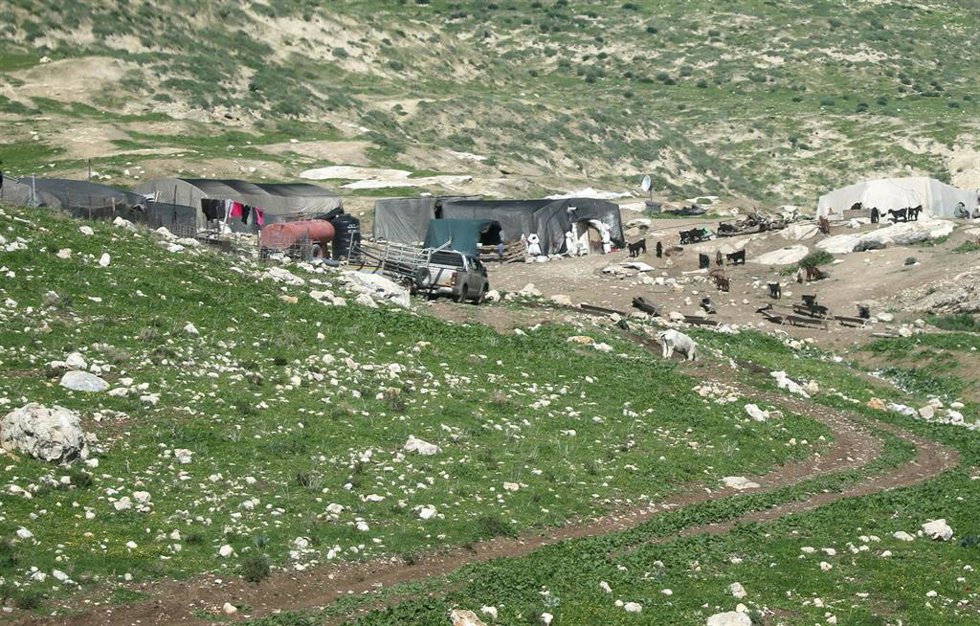 Vista general de las viviendas de los residentes beduinos palestinos de Jirbet Ibziq, en el norte del valle del Jordán, cerca de Tubas, en Cisjordania, donde se reunieron tras ser atacados por un grupo de colonos