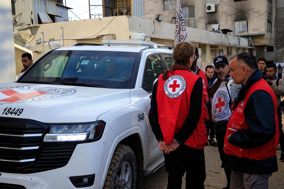 Archivo - El Comité Internacional de la Cruz Roja (CICR) realiza una entrega de cadáveres de palestinos al Ministerio de Salud gazatí
