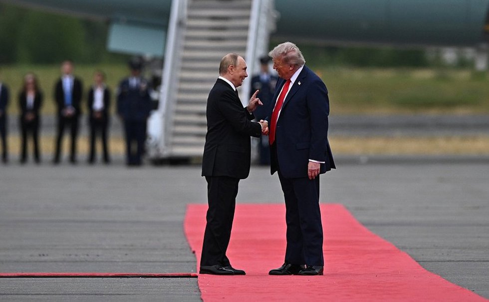 Archivo - El presidente de Estados Unidos, Donald Trump, junto al presidente de Rusia, Vladimir Putin, a su llegada a la cumbre celebrada en Alaska. 