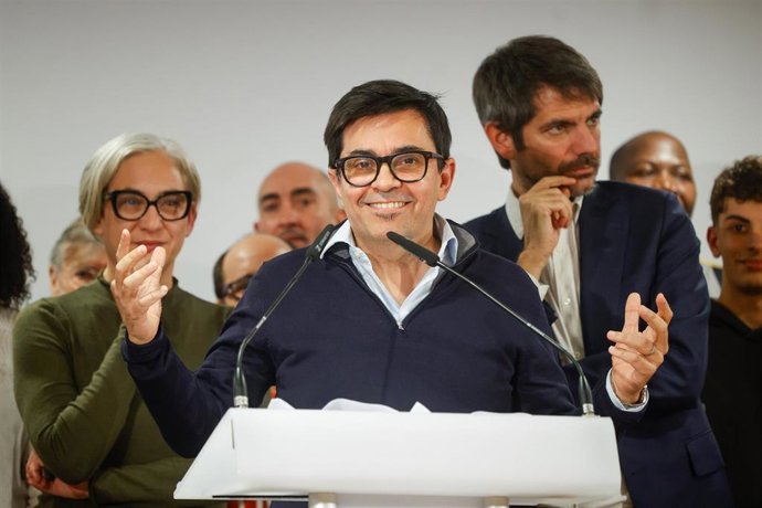 Archivo - El portavoz de los Comuns y diputado de Sumar en el Congreso, Gerardo Pisarello,(c), acompañado por el ministro de Cultura, Ernest Urtasun (d) y la exalcaldesa de Barcelona, Ada Colau (i)