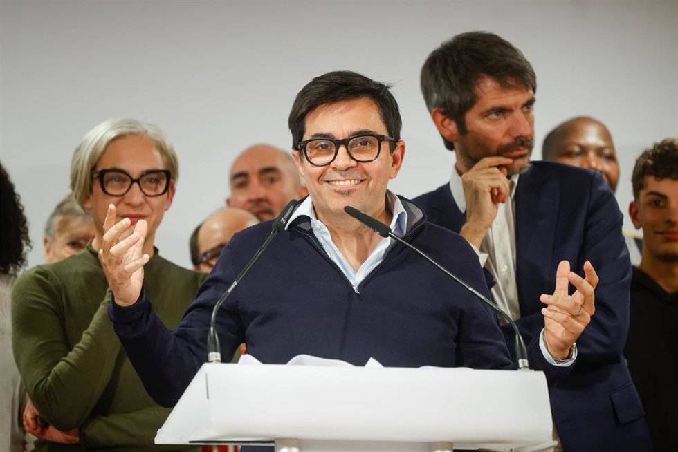 Archivo - El portavoz de los Comuns y diputado de Sumar en el Congreso, Gerardo Pisarello,(c), acompañado por el ministro de Cultura, Ernest Urtasun (d) y la exalcaldesa de Barcelona, Ada Colau (i)