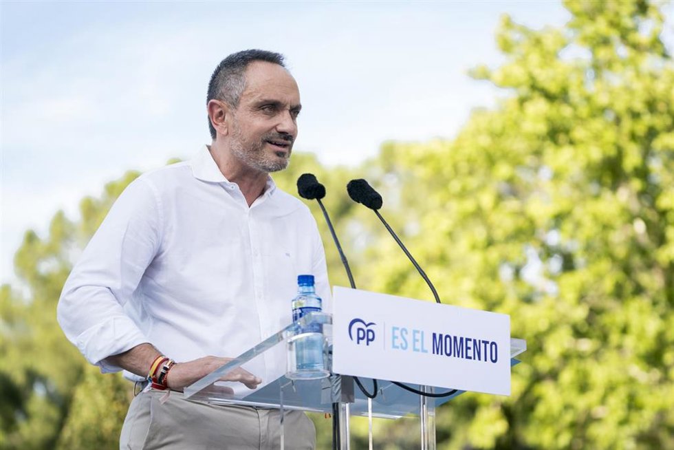 Archivo - El alcalde de Móstoles, Manuel Bautista, durante un encuentro de campaña para las elecciones del 23J, en el Parque Finca Liana, a 12 de julio de 2023, en Móstoles, Madrid (España).