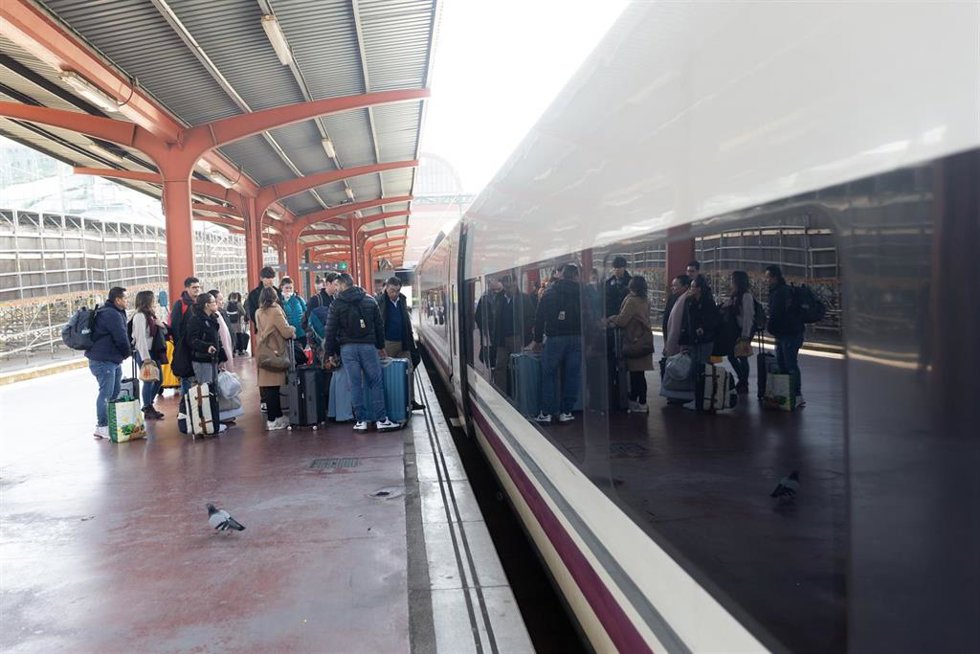 Archivo - Viajeros en la estación de Chamartín-Clara Campoamor, a 2 de enero de 2025, en Madrid (España). Renfe ha informado en la mañana de hoy que a las 4:40 horas se ha subsanado la avería informática que afectaba a los trenes Talgo Avril desde ayer 