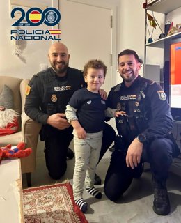 Agentes con el niño rescatado