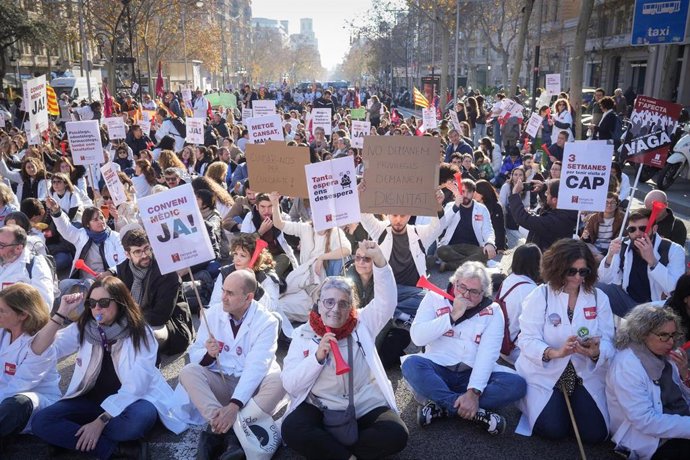 Médicos durante una jorganda de huelga en Barcelona. Foto de archivo.